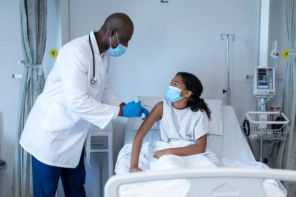 Médico Afro Americano Dando Vacinação Vívida Menina Doente Cama Hospital — Fotografia de Stock