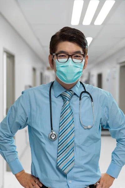 Hastane Koridorunda Duran Yüz Maskesi Takan Melez Erkek Doktorun Portresi — Stok fotoğraf