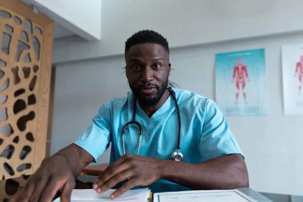 非洲裔美国男性医生在电话咨询过程中在办公桌前交谈和打手势 隔离期间的远程医疗 在线保健服务 — 图库照片