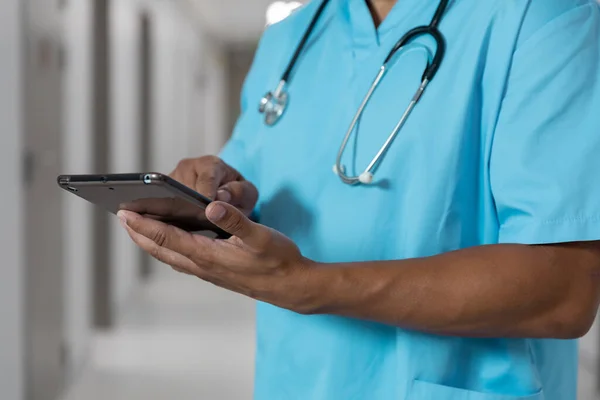 Erkek Doktorun Orta Kısmı Koridorda Tablet Kullanarak Duruyor Ilaç Sağlık — Stok fotoğraf