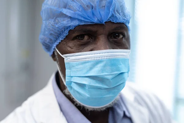 Портрет Африканского Американского Врача Маске Хирургической Кепке Смотрящего Камеру Медицина — стоковое фото