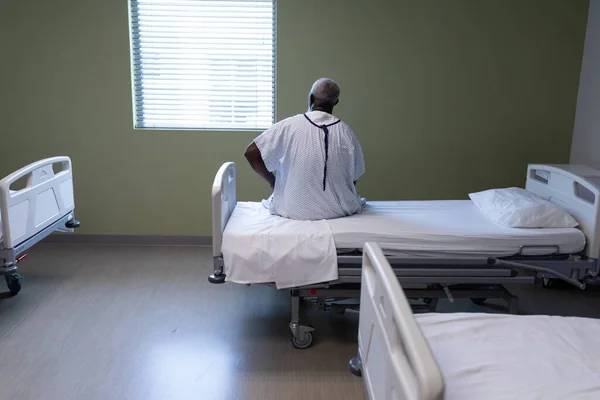 Retrato Homem Afro Americano Sentado Cama Hospital Olhar Pela Janela — Fotografia de Stock