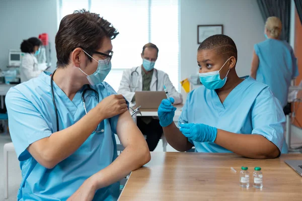 Afro Amerikaanse Vrouwelijke Arts Geeft Felle Vaccinatie Aan Mannelijke Collega — Stockfoto