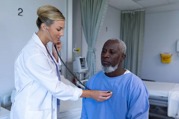 Kavkazská Lékařka Vyšetřuje Stetoskopem Afroamerického Pacienta Nemocničním Pokoji Lékařské Zdravotnické — Stock fotografie