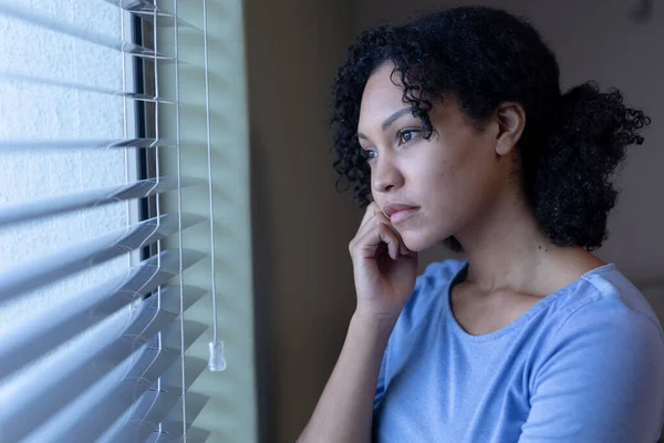 Karışık Irktan Kadın Hasta Pencereden Dışarı Bakıyor Kafa Kafaya Dinleniyor — Stok fotoğraf