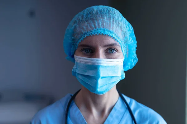 Portrait Femme Médecin Caucasienne Hôpital Portant Masque Facial Une Casquette — Photo