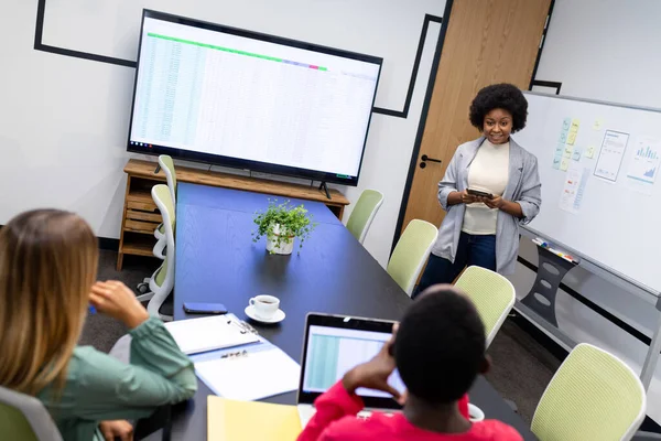 Afro Amerikaanse Zakenvrouw Geeft Presentatie Aan Diverse Collega Vergaderzaal Business — Stockfoto