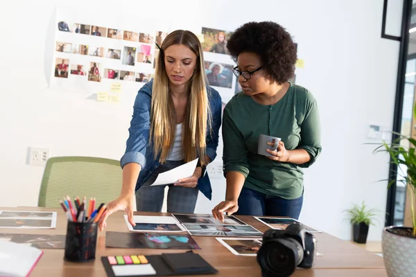 Diversos Colegas Negócios Sexo Feminino Brainstorming Olhando Para Fotos Sala — Fotografia de Stock