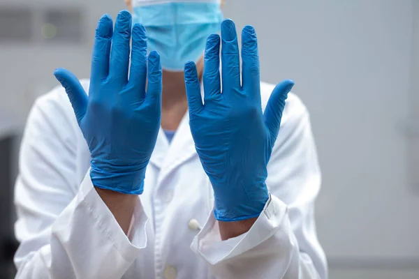 Sezione Centrale Della Dottoressa Caucasica Con Maschera Guanti Lattice Medicinali — Foto Stock