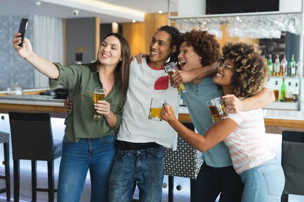 不同的男性和女性朋友在酒吧举杯和自拍 在酒吧社交和喝酒的朋友 — 图库照片