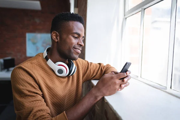 Afroamerikansk Affärsman Med Hörlurar Och Videosamtal Smartphone Oberoende Kreativ Designverksamhet — Stockfoto