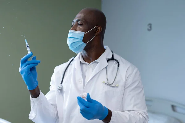 Afroamerikansk Manlig Läkare Med Ansiktsmask Och Handskar Som Förbereder Vaccinering — Stockfoto