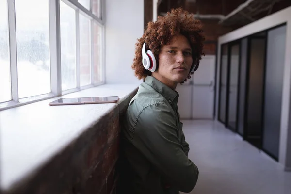 Retrato Feliz Hombre Negocios Raza Mixta Pie Oficina Con Auriculares — Foto de Stock