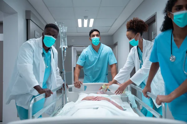 Gemischte Rassenärzte Mit Mundschutz Transportieren Patienten Krankenhausbett Medizin Gesundheit Und — Stockfoto