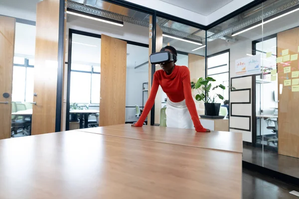 African American Businesswoman Leaning Desk Using Headset Meeting Room Business — Φωτογραφία Αρχείου