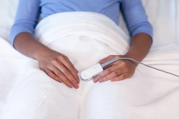 Midsection Female Patient Lying Hospital Bed Wearing Fingertip Pulse Oximeter — Stock Photo, Image