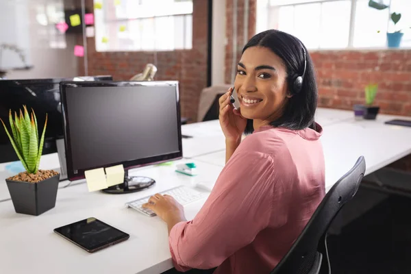 Empresária Mista Feliz Ter Chamada Vídeo Sentado Frente Computador Usando — Fotografia de Stock