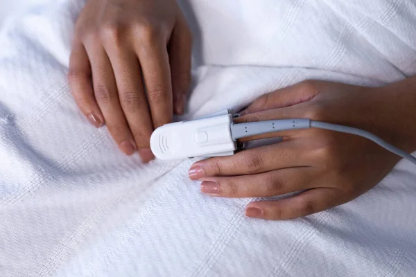 Midsection Female Patient Hospital Bed Using Fingertip Pulse Oximeter Servicios —  Fotos de Stock