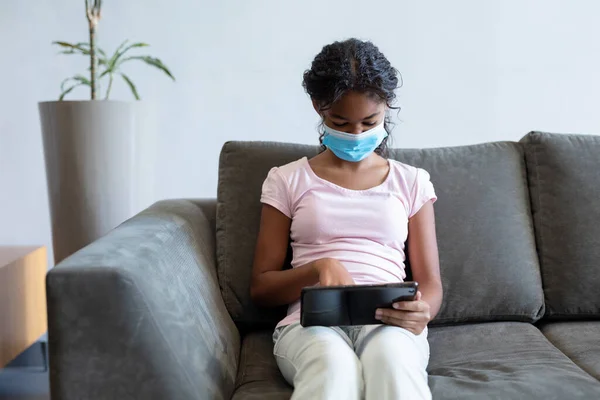 Gemengde Race Meisje Dragen Gezichtsmasker Met Behulp Van Tablet Het — Stockfoto