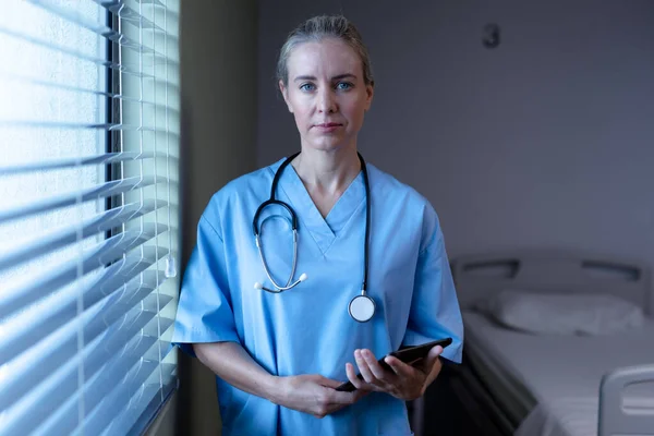 Portret Van Een Blanke Vrouwelijke Arts Het Ziekenhuis Met Scrubs — Stockfoto