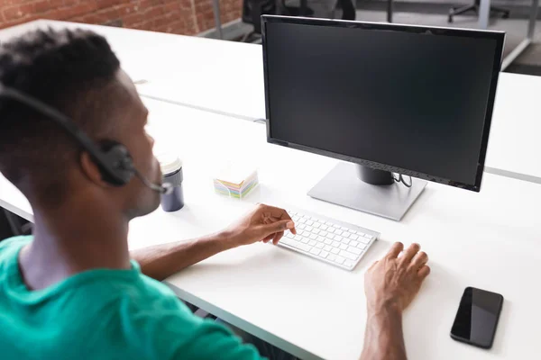 Empresário Afro Americano Com Videochamada Frente Computador Usando Fones Ouvido — Fotografia de Stock