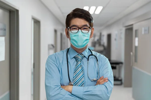 Portret Van Een Gemengde Rasdokter Met Gezichtsmasker Gang Van Het — Stockfoto