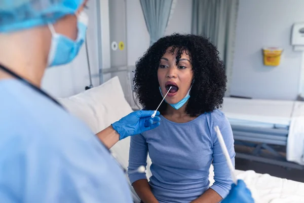 Patiente Afro Américaine Avec Bouche Ouverte Testée Avec Test Écouvillonnage — Photo