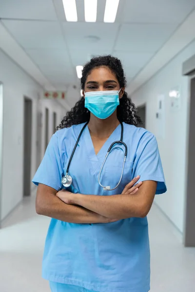 Porträtt Blandras Kvinnlig Läkare Bär Ansiktsmask Stående Sjukhuskorridoren Medicin Hälso — Stockfoto