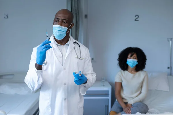 Médecin Afro Américain Masque Facial Gants Préparant Vaccination Covid Pour — Photo