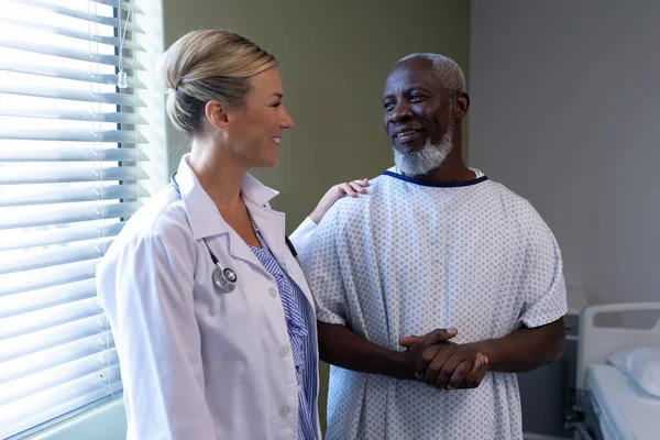 Různorodá Doktorka Mužský Pacient Nemocničním Pokoji Sebe Usmívají Lékařské Zdravotnické — Stock fotografie