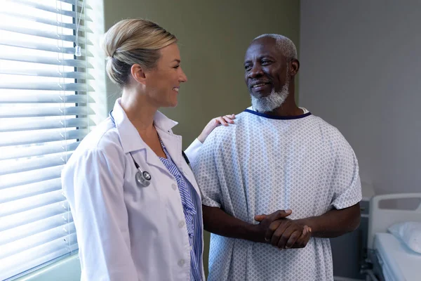 Divers Médecins Féminins Patients Masculins Dans Chambre Hôpital Souriant Médecine — Photo