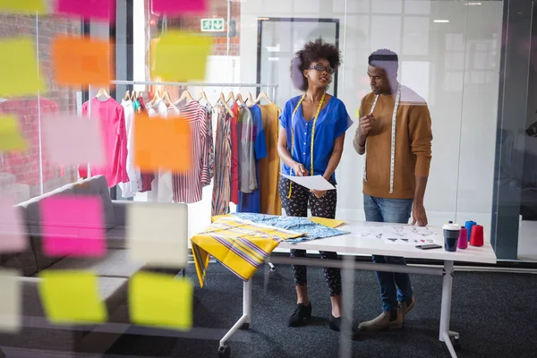 Diversi Stilisti Moda Maschili Femminili Lavoro Discutono Guardano Schizzi Attività — Foto Stock