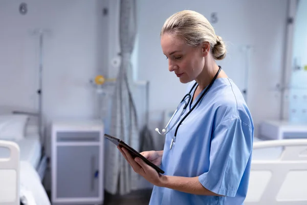 Médico Femenino Caucásico Serio Hospital Usando Matorrales Estetoscopio Usando Tableta —  Fotos de Stock