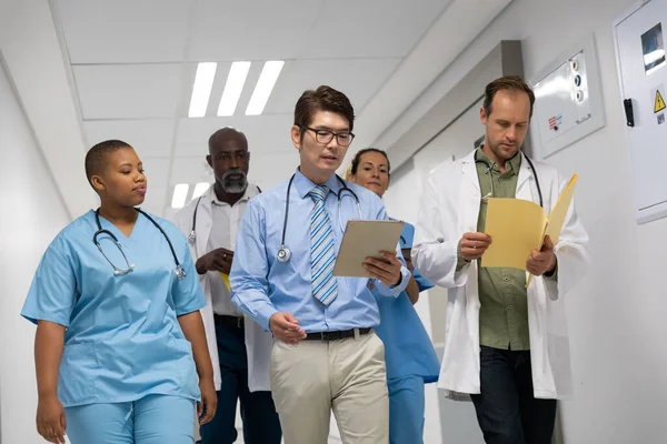 Grupo Diverso Médicos Homens Mulheres Caminhando Pelo Corredor Discutindo Serviços — Fotografia de Stock