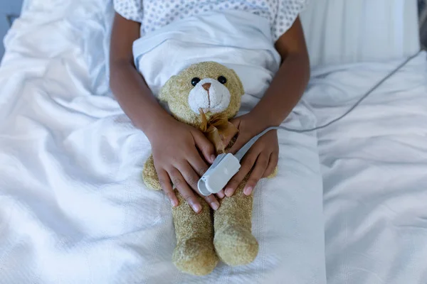 Midsection Sick Girl Hospital Bed Wearing Fingertip Pulse Oximeter Holding — Stock Photo, Image