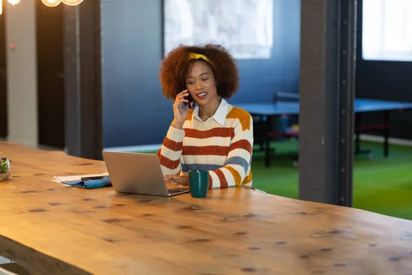 Gemischte Rasse Geschäftsfrau Sitzt Konferenztisch Mit Laptop Und Spricht Auf — Stockfoto