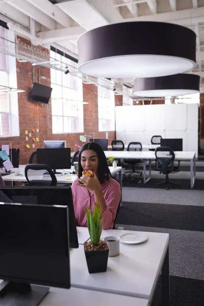 Mulher Negócios Raça Mista Sentada Escritório Frente Computador Tendo Lanche — Fotografia de Stock