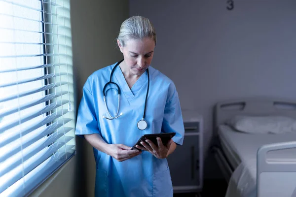 Médico Femenino Caucásico Hospital Usando Matorrales Estetoscopio Usando Tableta Profesional —  Fotos de Stock