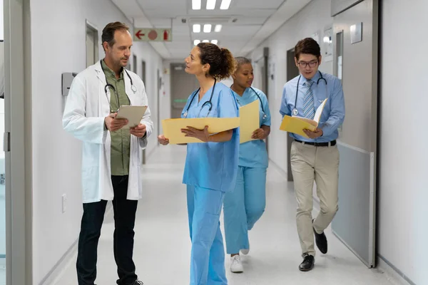 Diverso Grupo Médicos Hombres Mujeres Caminando Por Pasillo Discutiendo Servicios —  Fotos de Stock