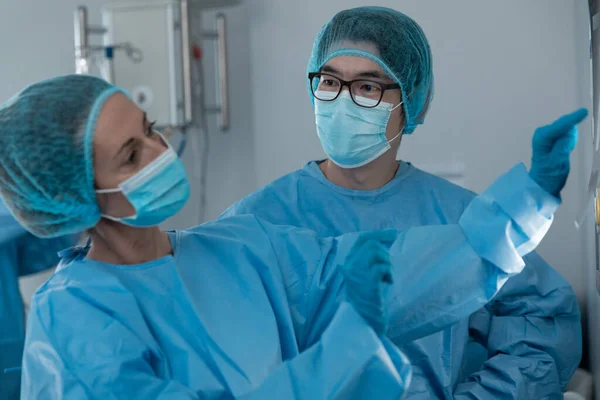 Verscheidene Mannelijke Vrouwelijke Chirurgen Operatiekamer Dragen Gezichtsmaskers Die Naar Het — Stockfoto