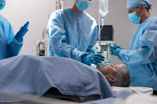 Médicos Homens Mulheres Que Usam Máscaras Faciais Macacões Cirúrgicos Sala — Fotografia de Stock