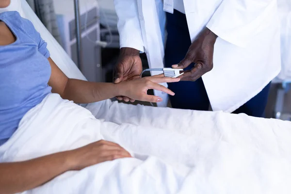 Midsection Médico Americano Africano Colocando Oxímetro Dedo Mulher Cama Hospital — Fotografia de Stock