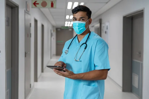 Retrato Mestiço Médico Masculino Vestindo Máscara Facial Corredor Hospital Medicina — Fotografia de Stock