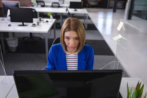 Asian Businesswoman Sitting Office Front Computer Sneeze Shield Independent Creative — Stock Photo, Image