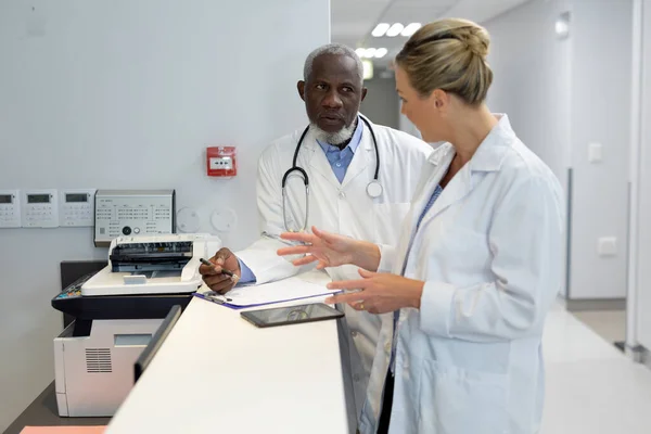 Diverse Mannelijke Vrouwelijke Artsen Staan Ziekenhuisgang Praten Medische Gezondheids Gezondheidsdiensten — Stockfoto