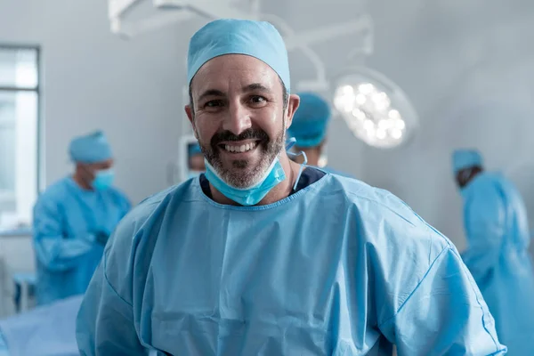 Lächelnder Kaukasischer Chirurg Mit Mundschutz Und Schutzkleidung Operationssaal Medizin Gesundheit — Stockfoto