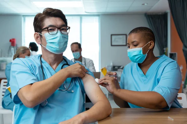 Afro Amerikaanse Vrouwelijke Arts Geeft Felle Vaccinatie Aan Mannelijke Collega — Stockfoto