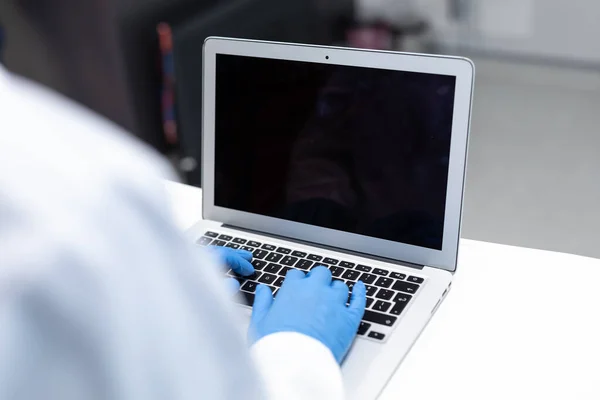 Sezione Centrale Del Medico Che Indossa Guanti Lattice Utilizzando Computer — Foto Stock