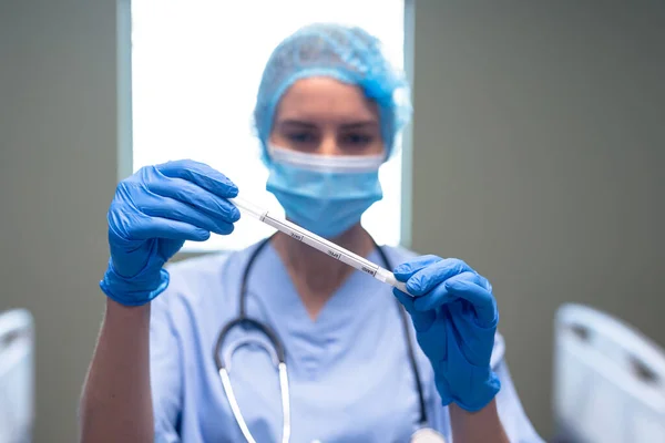 Vit Kvinnlig Läkare Sjukhus Med Ansiktsmask Och Kirurgiska Handskar Som — Stockfoto