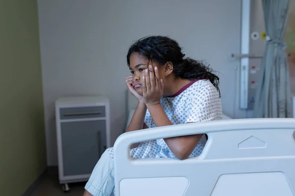 Entediado Doente Menina Raça Mista Sentado Cama Ala Hospital Segurando — Fotografia de Stock